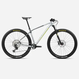 Orbea ALMA M30 en color plateado y amarillo, ideal para senderos y competiciones