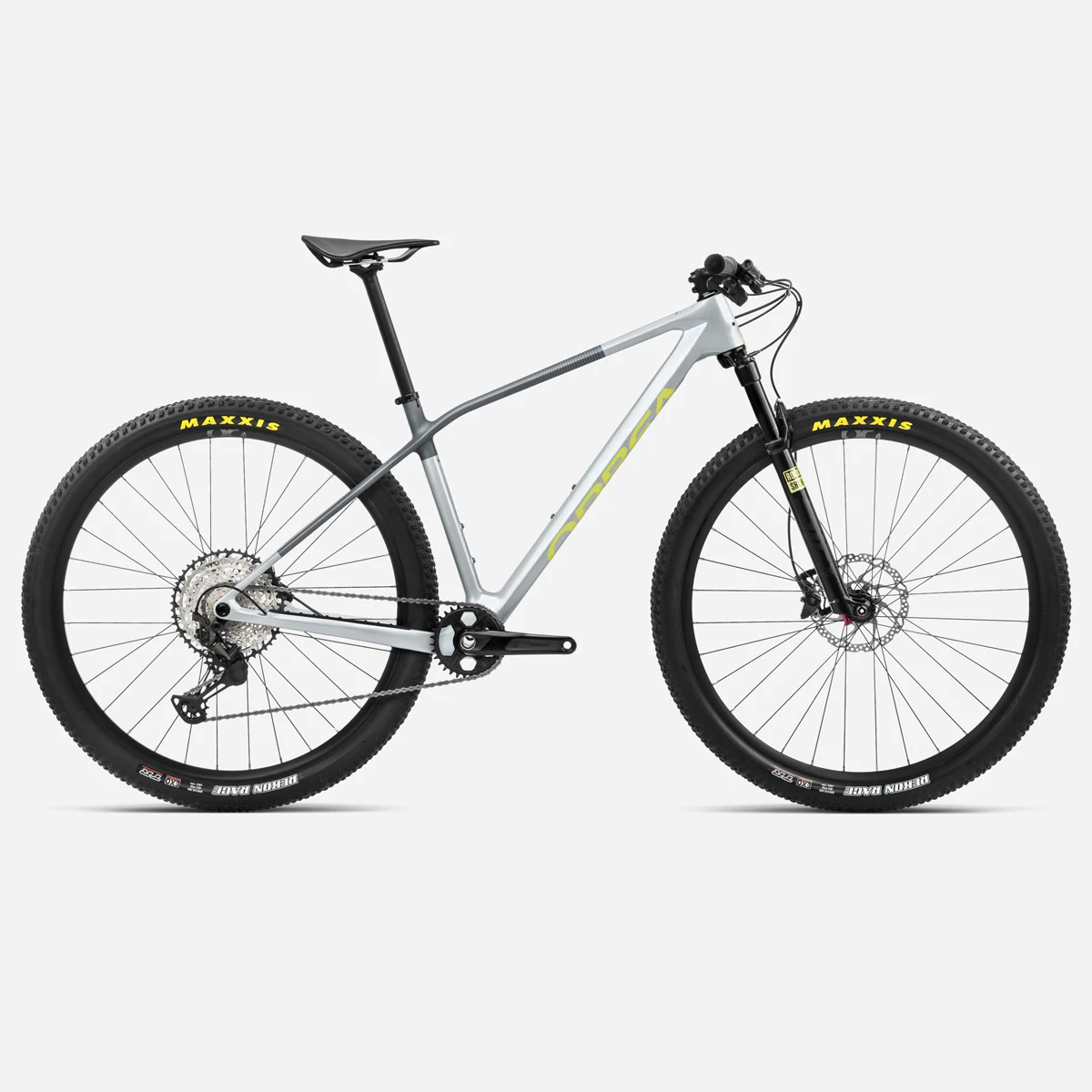 Orbea ALMA M30 en color plateado y amarillo, ideal para senderos y competiciones